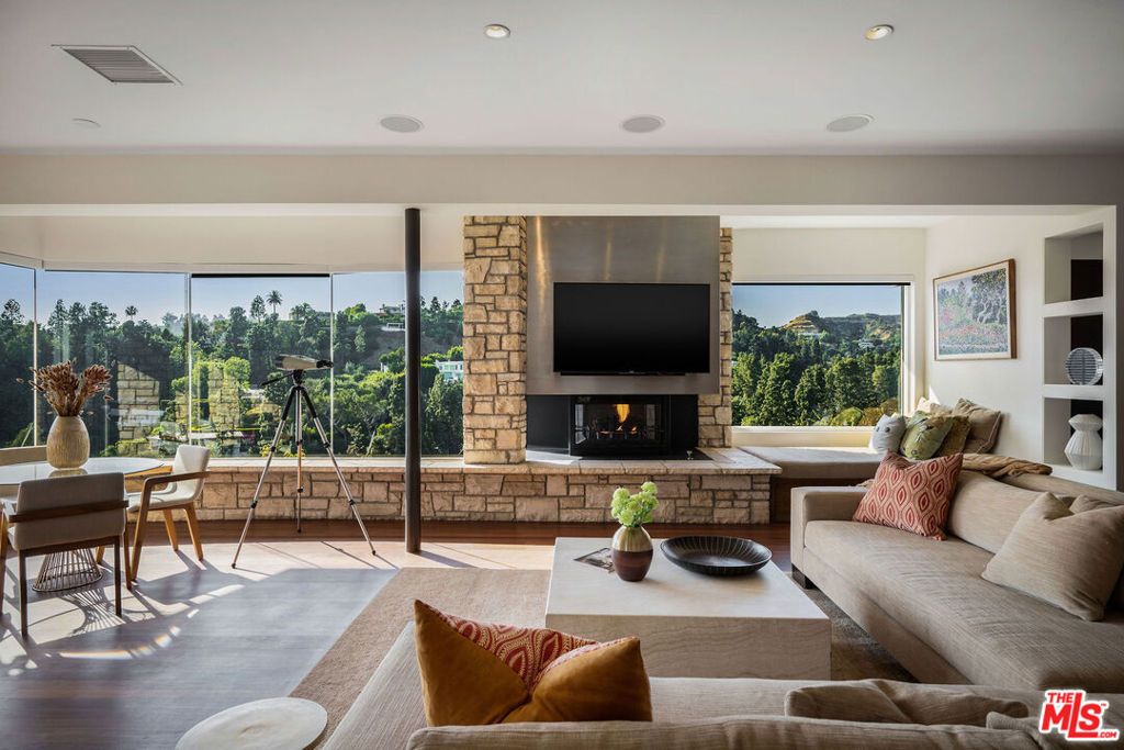 Image 12 of property listing at 1131 Miradero Road, Beverly Hills, CA 90210
