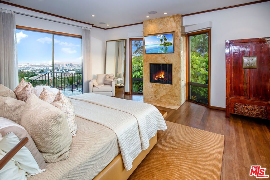 Image 17 of property listing at 1131 Miradero Road, Beverly Hills, CA 90210