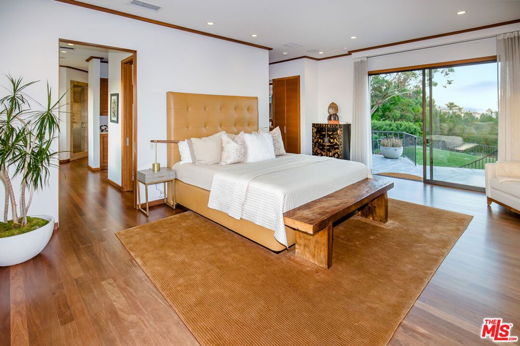 Image 18 of property listing at 1131 Miradero Road, Beverly Hills, CA 90210
