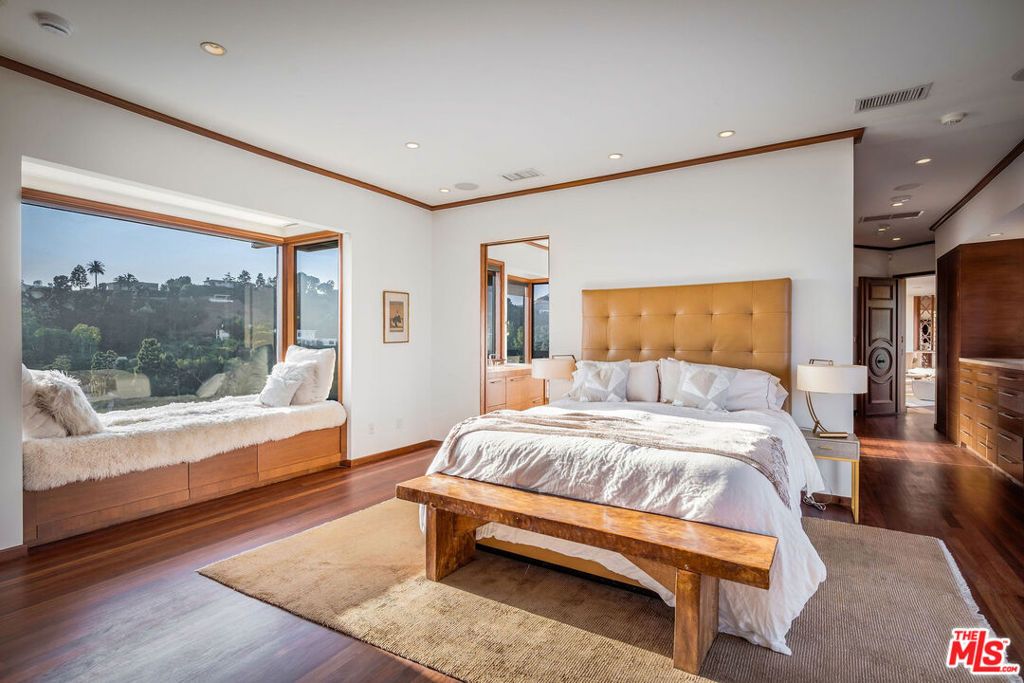 Image 19 of property listing at 1131 Miradero Road, Beverly Hills, CA 90210