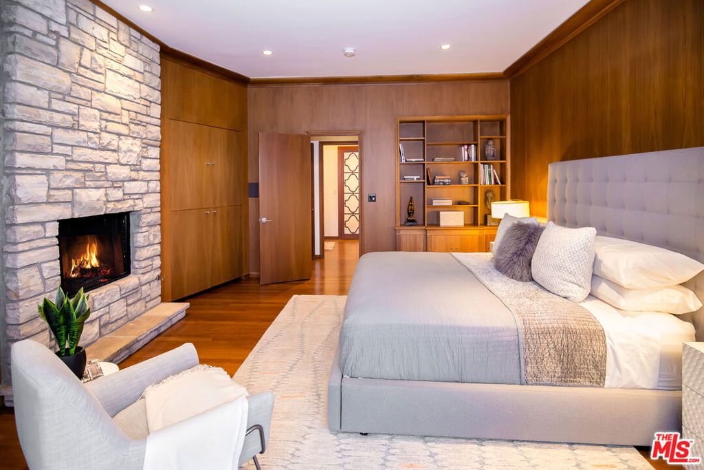 Image 23 of property listing at 1131 Miradero Road, Beverly Hills, CA 90210