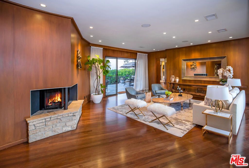 Image 7 of property listing at 1131 Miradero Road, Beverly Hills, CA 90210