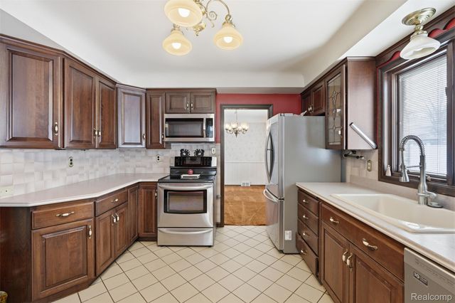 6006 Rosetta Street, Dearborn Heights, MI 48127