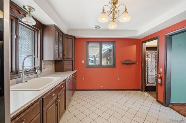 6006 Rosetta Street, Dearborn Heights, MI 48127