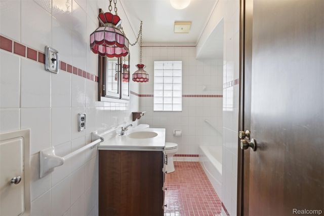 6006 Rosetta Street, Dearborn Heights, MI 48127