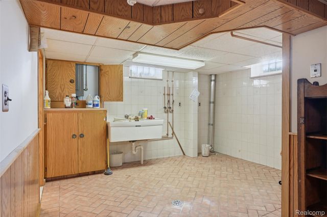 6006 Rosetta Street, Dearborn Heights, MI 48127