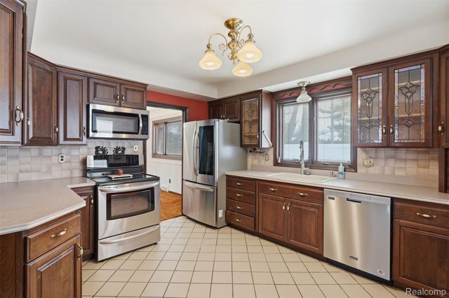 6006 Rosetta Street, Dearborn Heights, MI 48127