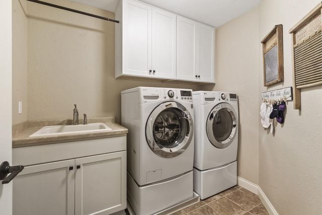 739 Stepping Stone WAY, Pewaukee, WI 53072