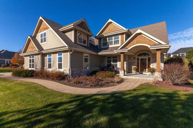 739 Stepping Stone WAY, Pewaukee, WI 53072