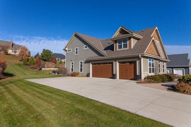 739 Stepping Stone WAY, Pewaukee, WI 53072