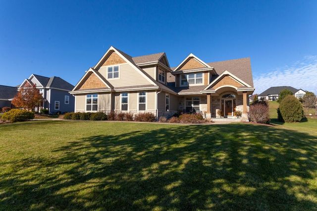 739 Stepping Stone WAY, Pewaukee, WI 53072