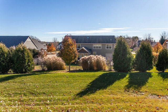 739 Stepping Stone WAY, Pewaukee, WI 53072