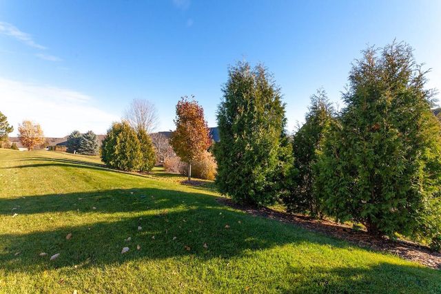 739 Stepping Stone WAY, Pewaukee, WI 53072