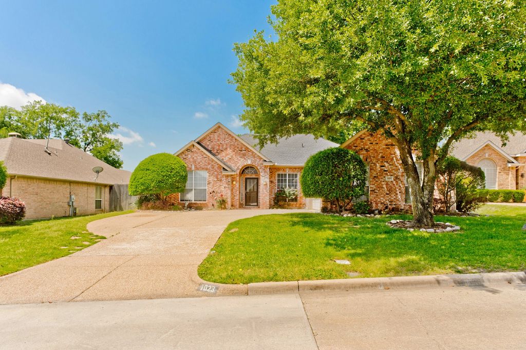 1023 Muirfield Drive, Mansfield, TX 76063