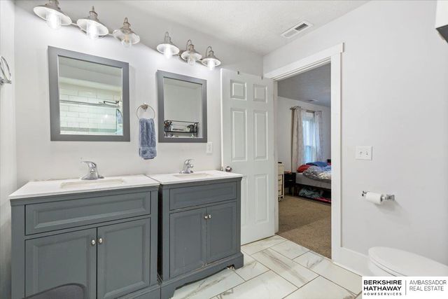 3077 S 16th Street, Omaha, NE 68108