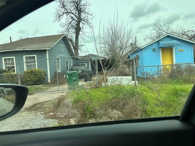 303 E 38 Street, Houston, TX 77018