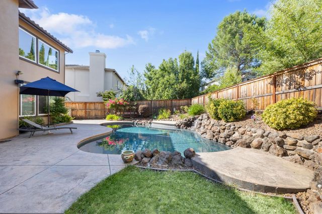1560 Freswick Dr, Folsom, CA 95630