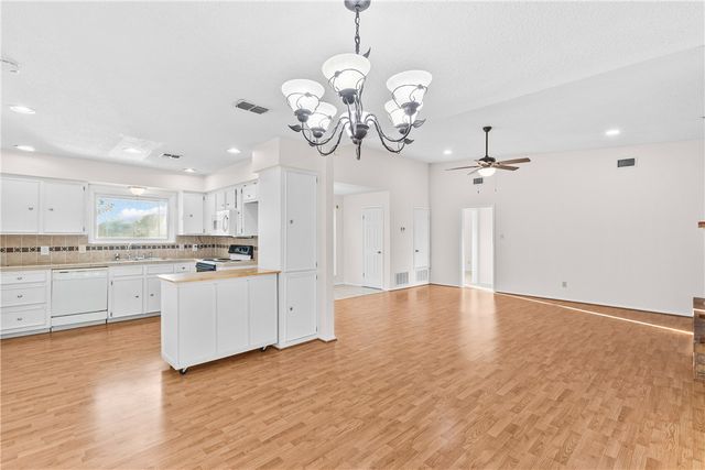 1242 Memorial PKWY Pkwy, Portland, TX 78374