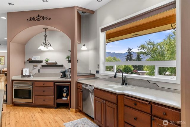 2720 NW Cascade Avenue, East Wenatchee, WA 98802