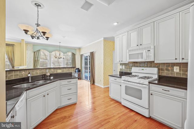 5 BERWICK CIR, East Windsor, NJ 08520