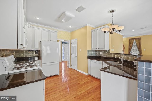 5 BERWICK CIR, East Windsor, NJ 08520