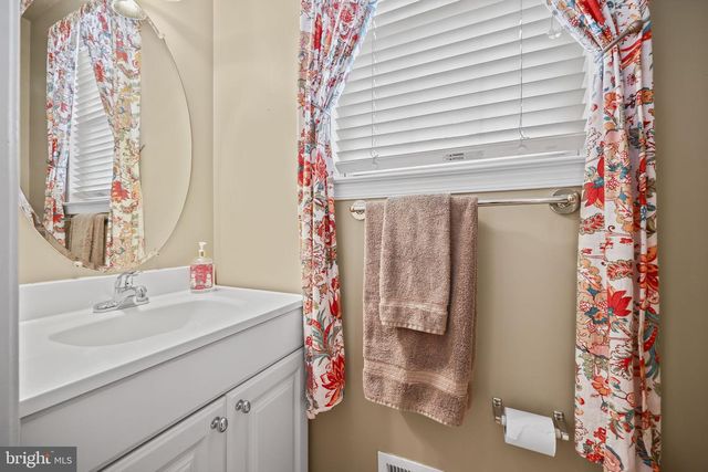 5 BERWICK CIR, East Windsor, NJ 08520