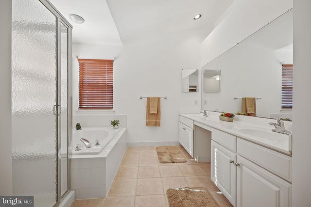 5 BERWICK CIR, East Windsor, NJ 08520