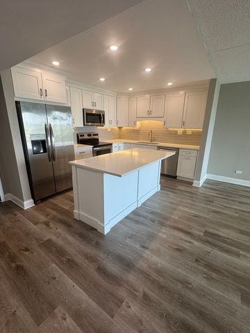 375 Plum Creek Drive 402, Wheeling, IL 60090