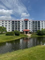 375 Plum Creek Drive 402, Wheeling, IL 60090