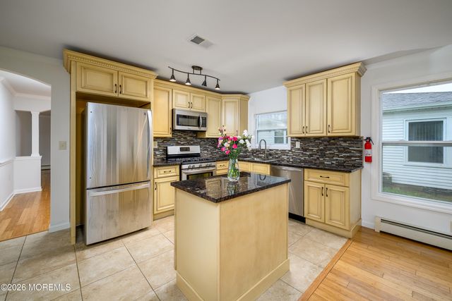 9 Pavilion Street, Toms River, NJ 08757