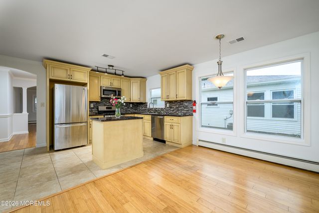 9 Pavilion Street, Toms River, NJ 08757