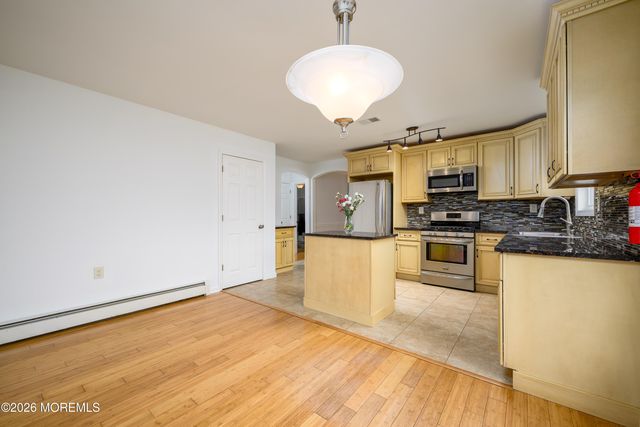 9 Pavilion Street, Toms River, NJ 08757