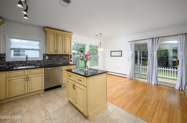 9 Pavilion Street, Toms River, NJ 08757