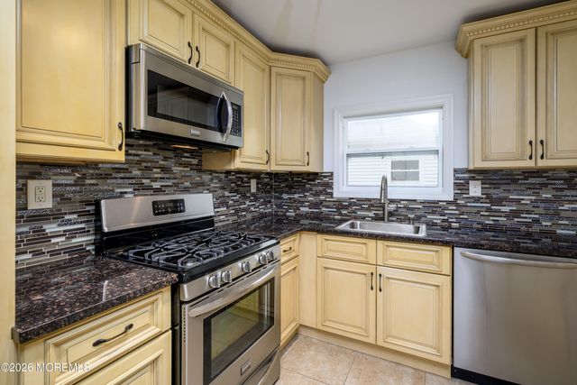 9 Pavilion Street, Toms River, NJ 08757