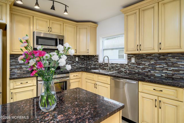 9 Pavilion Street, Toms River, NJ 08757