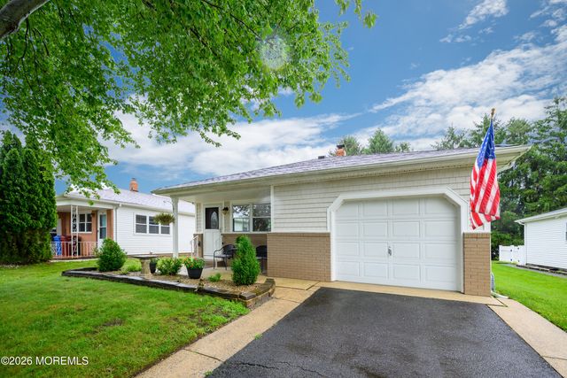 9 Pavilion Street, Toms River, NJ 08757
