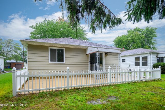 9 Pavilion Street, Toms River, NJ 08757
