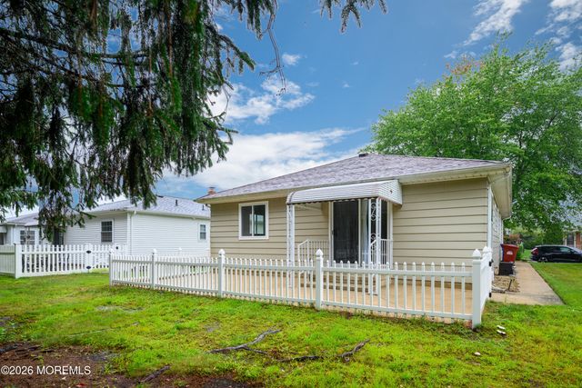9 Pavilion Street, Toms River, NJ 08757