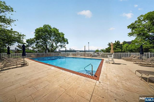 1033 River Road CS03, Edgewater, NJ 07020