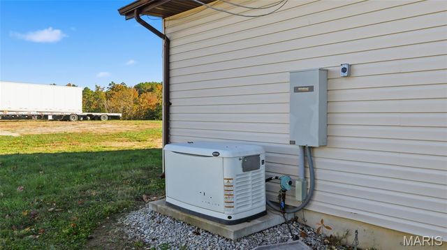 2283 State Highway 76, Willow Springs, MO 65793