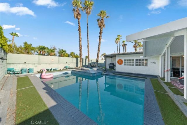 2306 Acacia Road East, Palm Springs, CA 92262