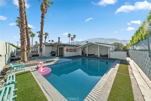 2306 Acacia Road East, Palm Springs, CA 92262