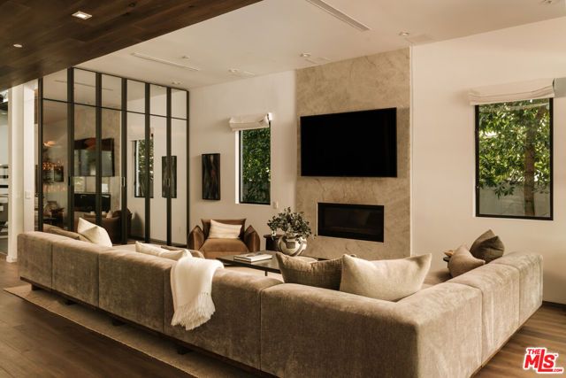 144 N Bowling Green Way, Los Angeles, CA 90049