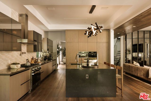 144 N Bowling Green Way, Los Angeles, CA 90049