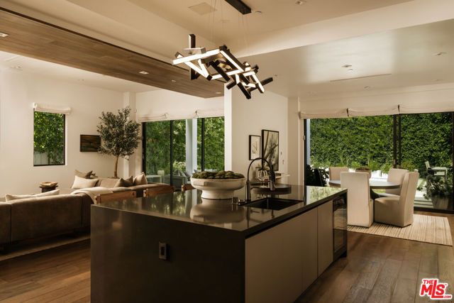 144 N Bowling Green Way, Los Angeles, CA 90049