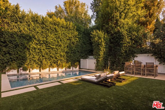 144 N Bowling Green Way, Los Angeles, CA 90049