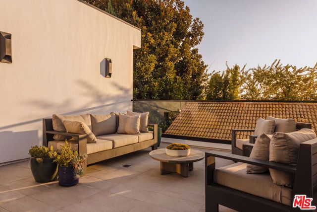 144 N Bowling Green Way, Los Angeles, CA 90049