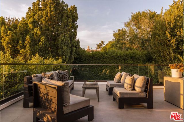 144 N Bowling Green Way, Los Angeles, CA 90049