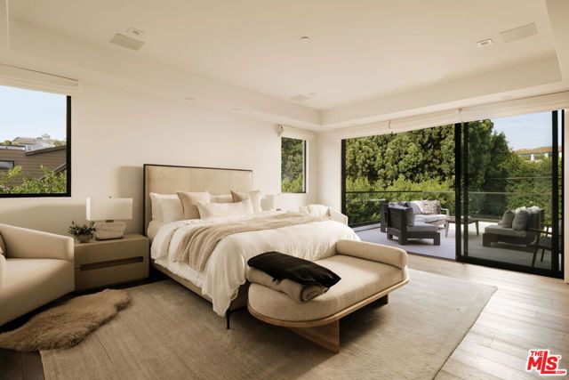 144 N Bowling Green Way, Los Angeles, CA 90049