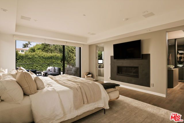 144 N Bowling Green Way, Los Angeles, CA 90049